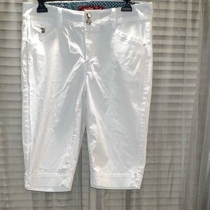ONE SONE Women’s White Shorts. Sz 8.